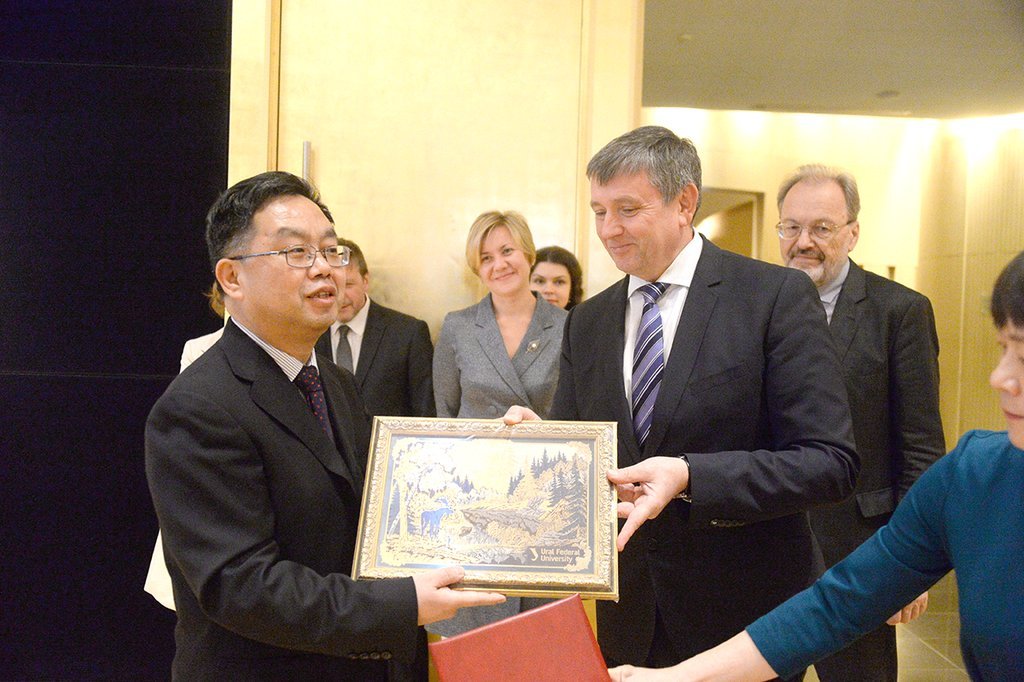 исполняющий обязанности генерального консула КНР в Екатеринбурге господин Ши Тяньцзя