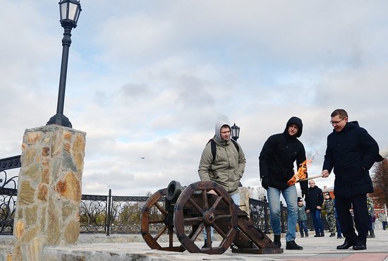 Владимир Якушев (справа) открыл набережную символическим пушечным залпом. Фото: Павел Ворожцов