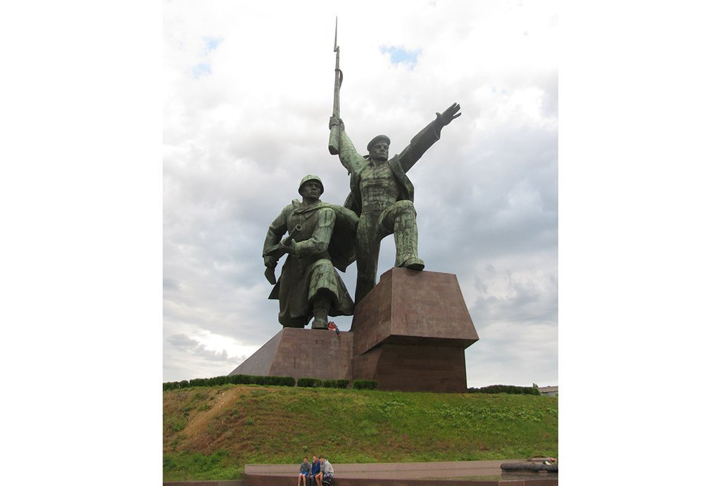памятник солдату и матросу в Севастополе