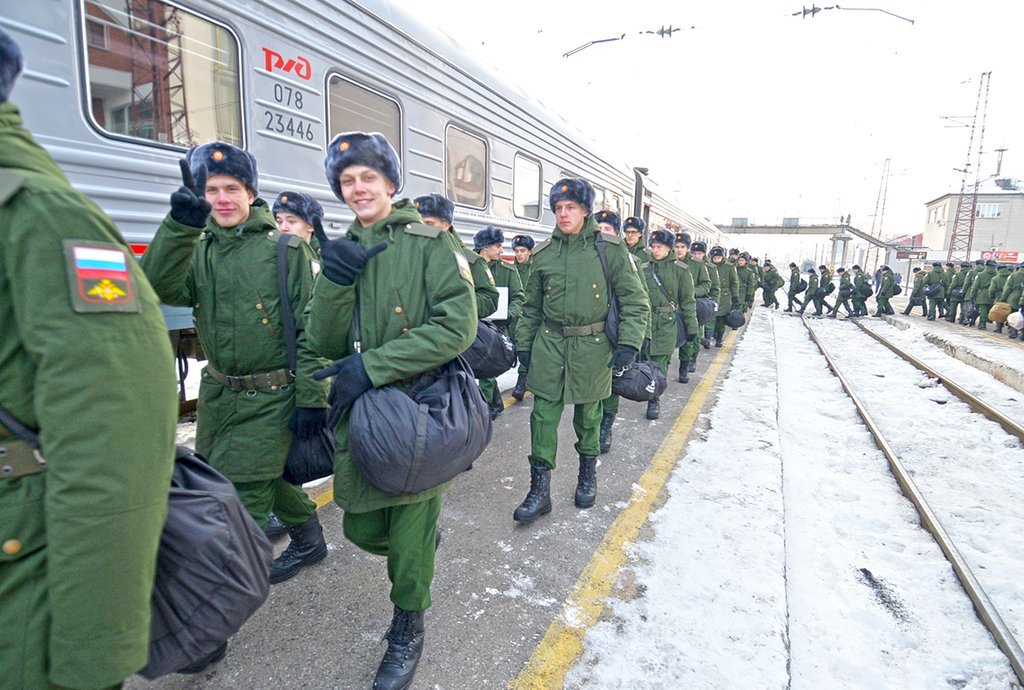 на станции Егоршино провожают на службу команды призывников