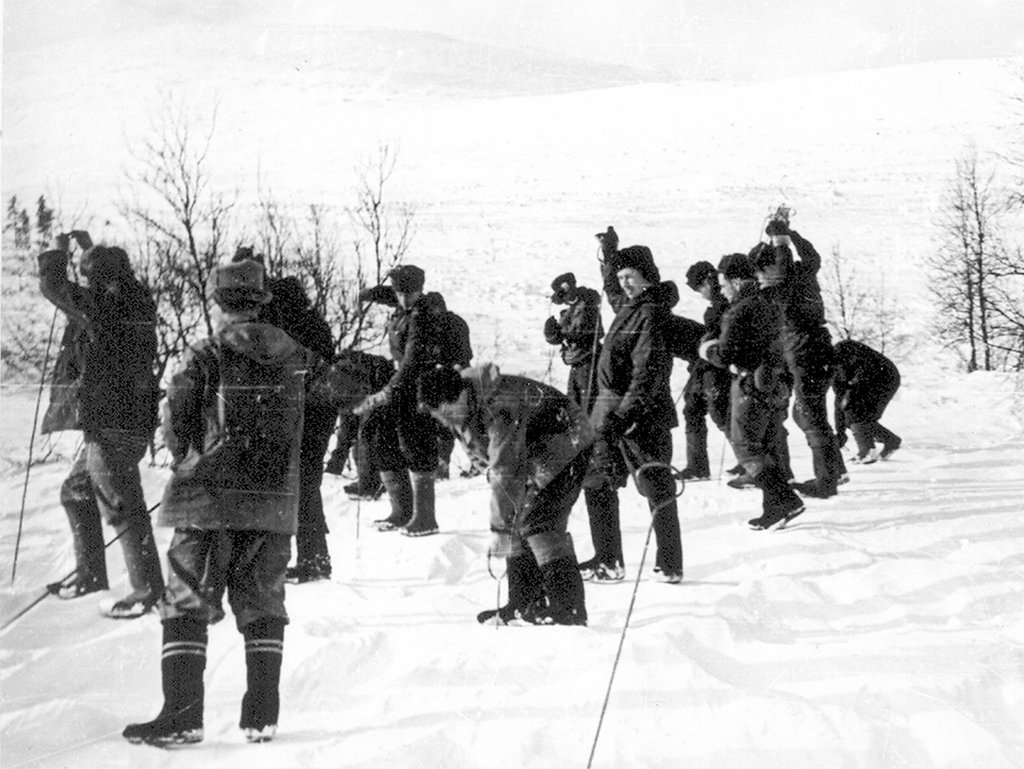 Искали замёрзших ребят с помощью металлических щупов длиной два метра. Фото: Общественный фонд «Памяти группы Дятлова»