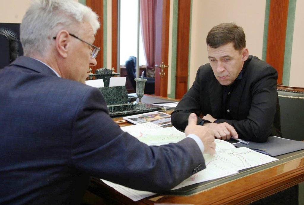 Мэр Гаринского ГО Сергей Величко (слева) и  губернатор Евгений Куйвашев