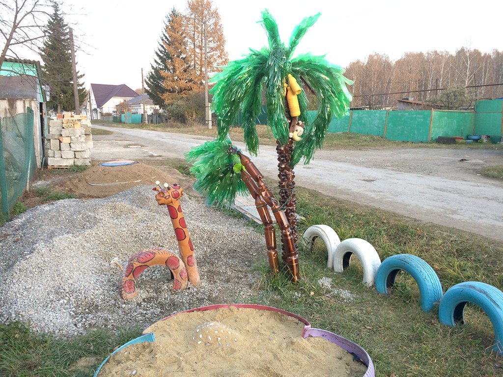 Село Покровское Каменского района Свердловской области. Пальма из пластиковых бутылок