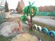 Пальма из пластиковых бутылок хорошо смотрится рядом с сельским домом. Фото: Станислав Мищенко