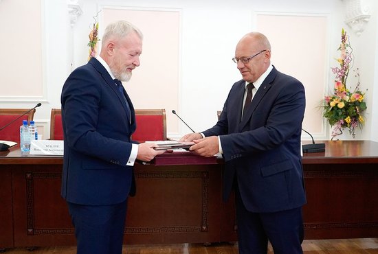 Владимир Синюков (на фото слева) получил награду из рук ректора УрГЮУ Владимира Бублика. Фото: УрГЮУ
