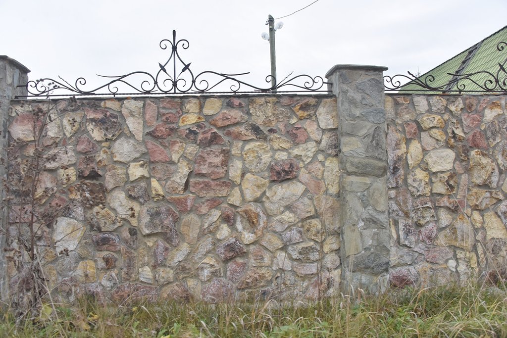 Бетонный забор с каменной отделкой
