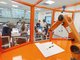 В «Робоквантуме» детского технопарка «Кванториум» в Ельцин Центре идёт занятие для самых юных воспитанников. Гордость квантума - промышленный робот, с которым ребят тоже будут учить работать. Фото: Павел Ворожцов