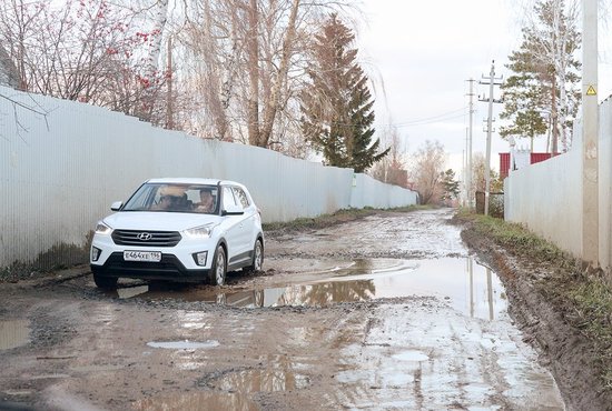 Протяжённость подъездных дорог к СНТ Екатеринбурга составляет десятки километров, и большая часть из них находится в аварийном состоянии. Фото: Павел Ворожцов
