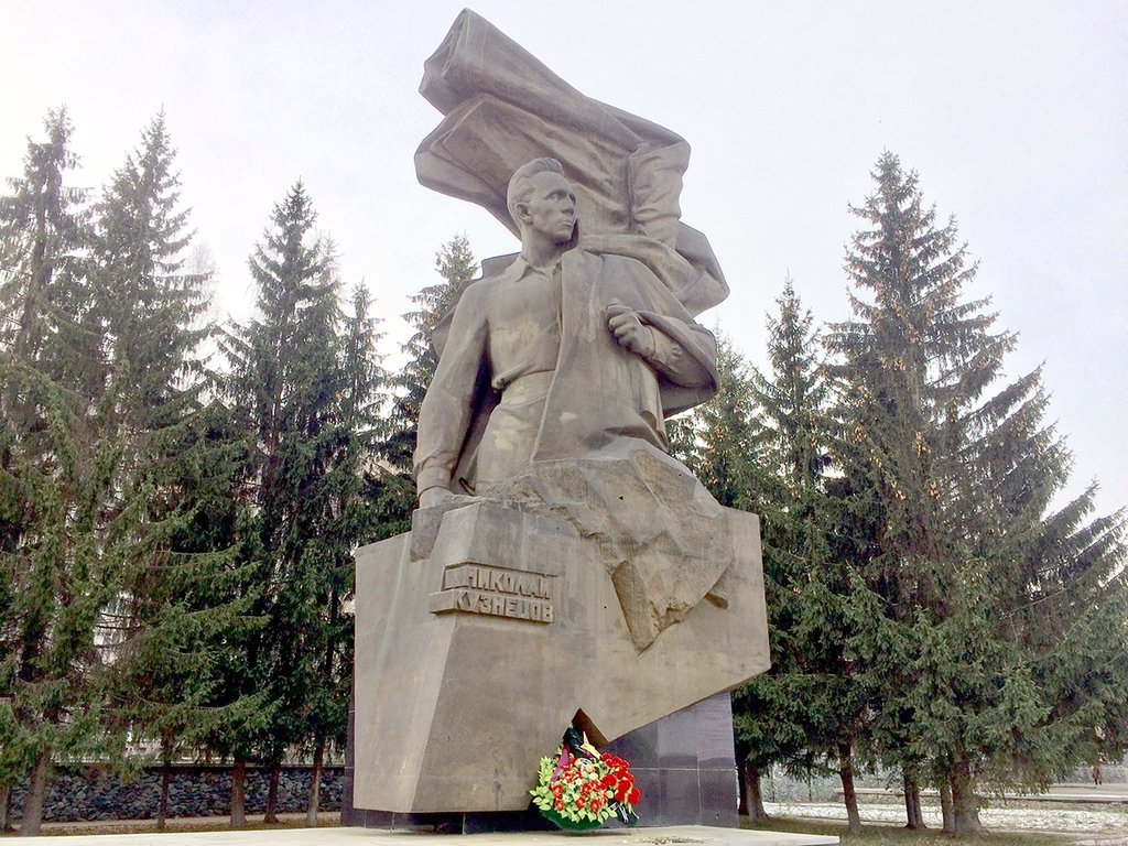 Памятник разведчику Николаю Кузнецову на Уралмаше