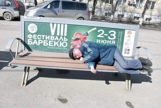 Зимой такой «отдых» на лавочке может иметь трагические последствия. Фото: Алексей Кунилов