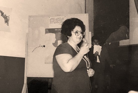 Учитель литературы, классный руководитель 6 «В» бакинской школы №228 впервые провела День матери 30 октября 1988 года. Фото: Из личного архива Э. Гусейновой