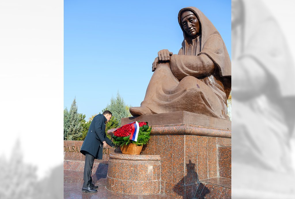 Губернатор Евгений Куйвашев возложил цветы к монументу Скорбящей матери в Намангане.