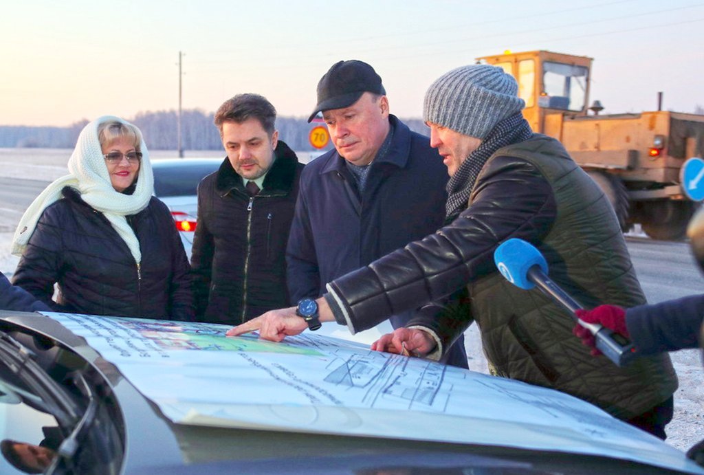 Руководитель сельхозпредприятия «Даждь» Олег Баимов (справа) продемонстрировал Алексею Орлову, Павлу Мартьянову и Людмиле Бабушкиной, какие изменения произошли за 2019 год на предприятии
