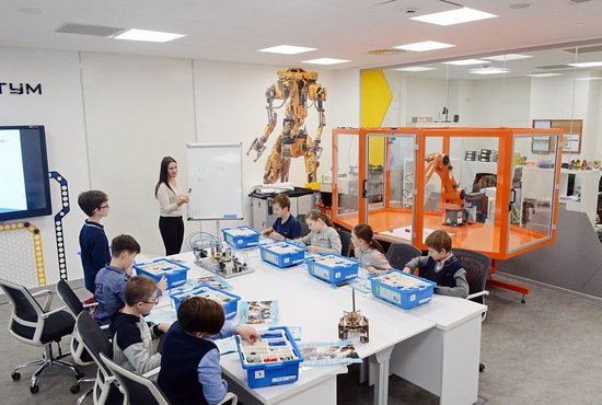 В детских технопарках «Кванториум» в Екатеринбурге дети бесплатно занимаются наукой и техникой. Фото: Павел Ворожцов