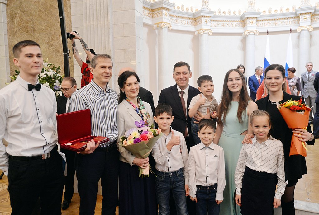 Евгений Куйвашев и многодетные родители Татьяна и Вадим Новосёловы