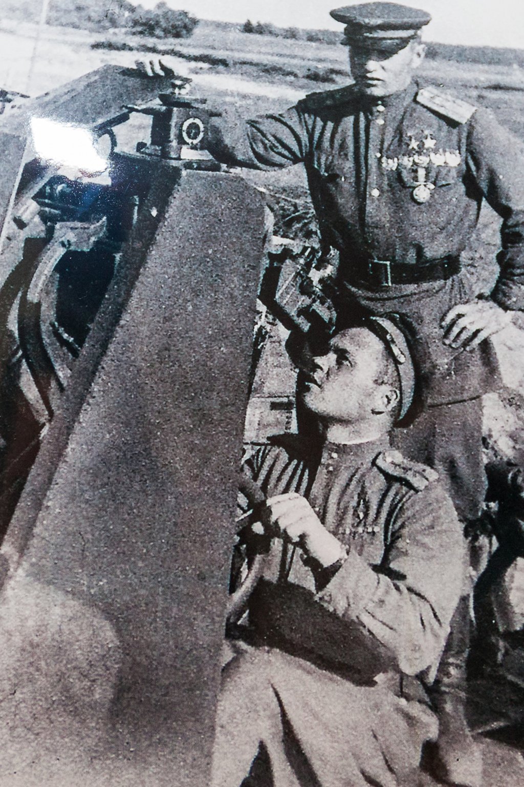 военные лётчики Григорий Речкалов (внизу) и Александр Покрышкин у зенитного орудия. 1943 год.