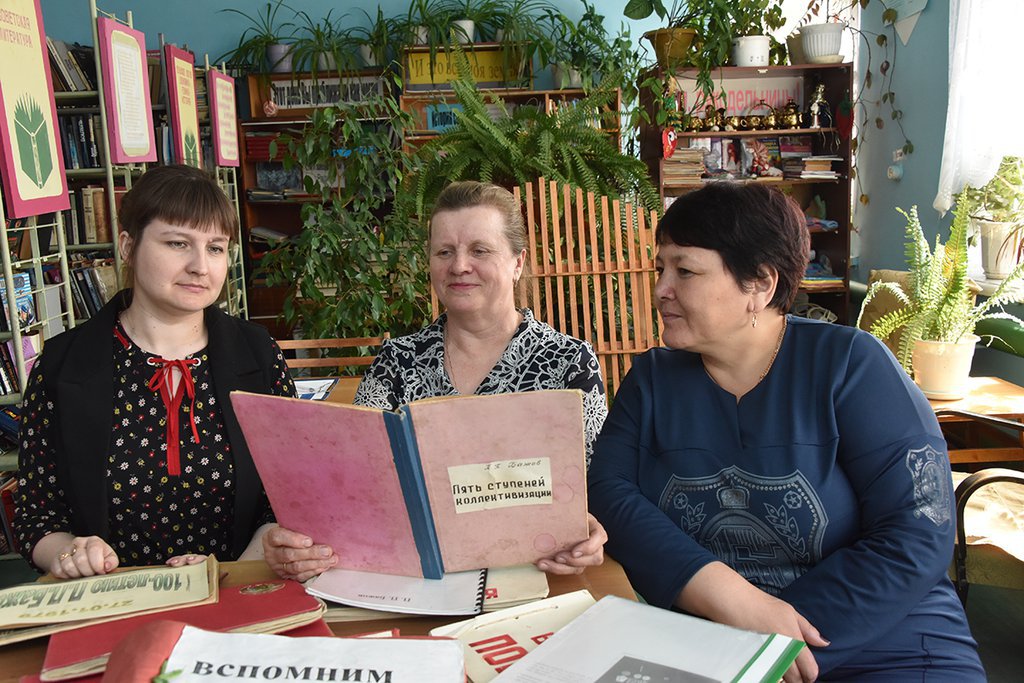 Вера Мамарина (в центре) работает в Чурманской библиотеке