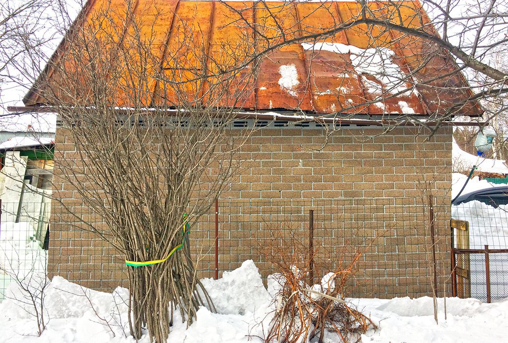 Глыбы люда и снега на участке пенсионерки из Екатеринбурга Валентины Руденцовой