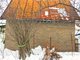 Одну часть крыши сосед Валентины Руденцовой от снега очистил, а вот другую, с которой сошла лавина, не стал. Сослался на то, что у него якобы нет такой возможности. Фото: Станислав Мищенко