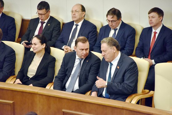 Мэр Нижнего Тагила Владислав Пинаев (первый ряд, второй справа) на заседании Законодательного собрания СО. Фото: Алексей Кунилов