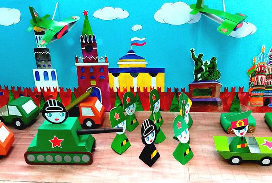 Дети из Вязовского детского сада Байкаловского МР изготовили панораму Парада Победы на Красной площади. Фото: Людмила Пряженникова