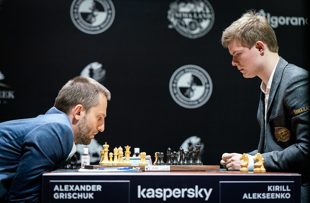Александр Грищук (слева) и Кирилл Алексеенко встречались в первом туре турнира претендентов. Партия завершилась вничью Фото: Lennart Ootes/FIDE
