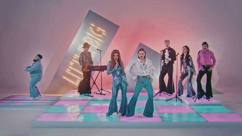 Кадр из клипа на песню Uno