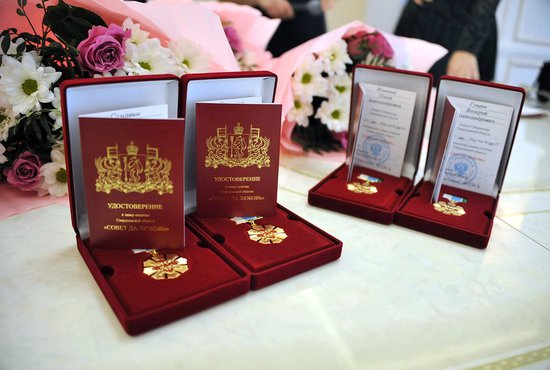 Региональный знак отличия «Совет да любовь» ежегодно присваивают сотням супружеских пар в Свердловской области  Фото: Павел Ворожцов