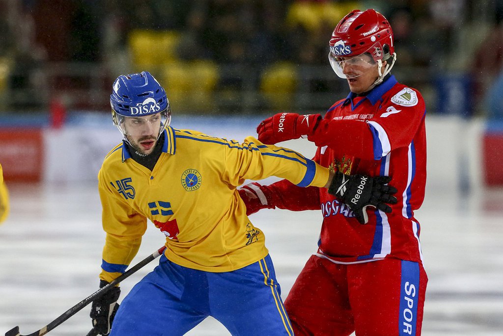 Главное украшение чемпионатов мира по хоккею с мячом – это противостояние России и Швеции, так что без скандинавов проводить турнир не имеет смысла Фото: Пресс-служба ФИБ
