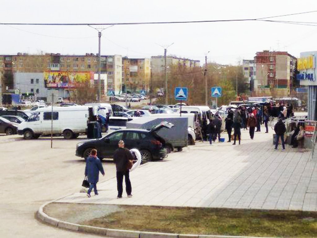 Парковка у здания закрытого рынка стала местом стихийной торговли. Фото: Андрей Никулин