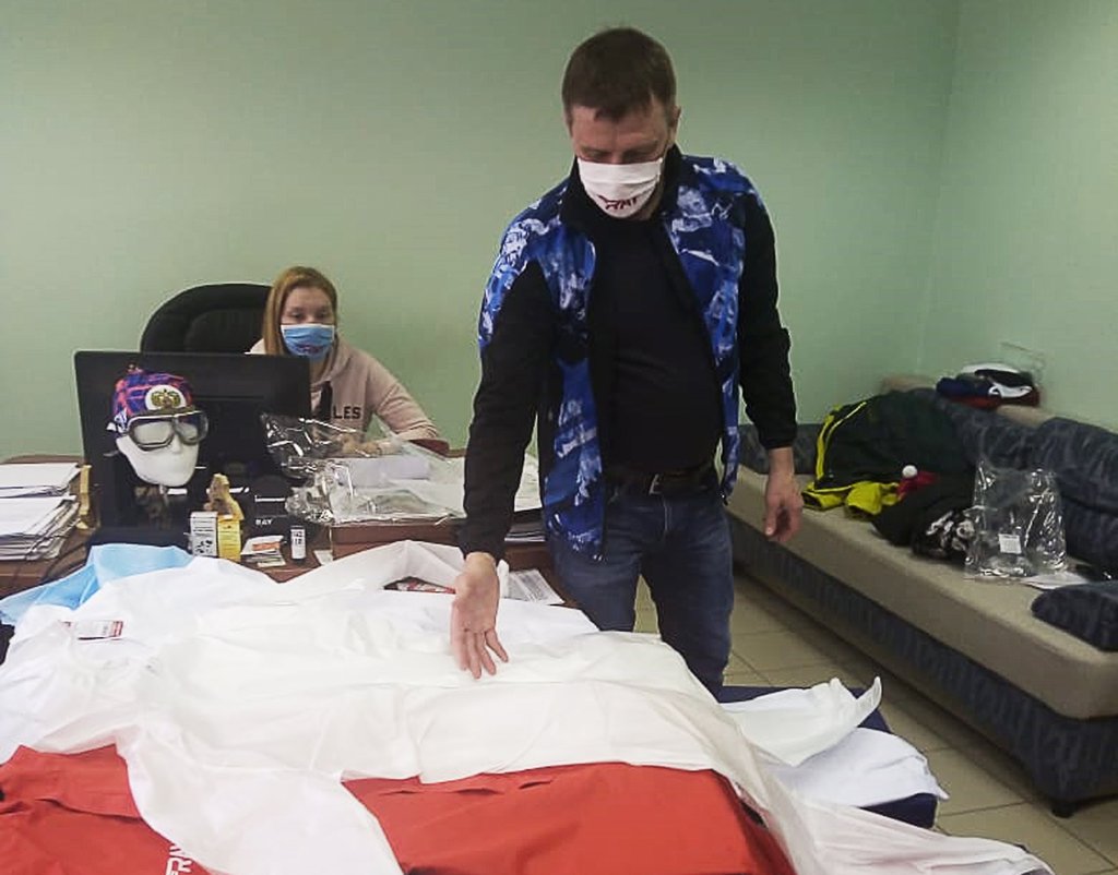 Андрей Евтюхов сам тестирует защитные комбинезоны. Фото: Лариса Сонина