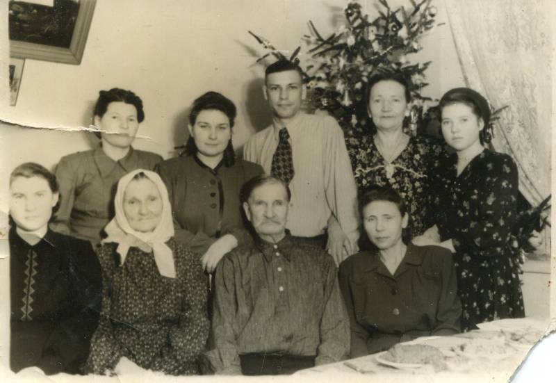 На фото Светлана Ширяева (стоит крайняя справа) с матерью (стоит слева от дочери).