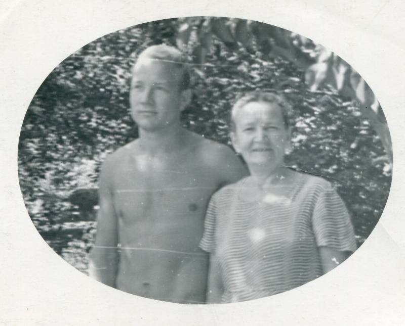 Валентин Ширяев с мамой.