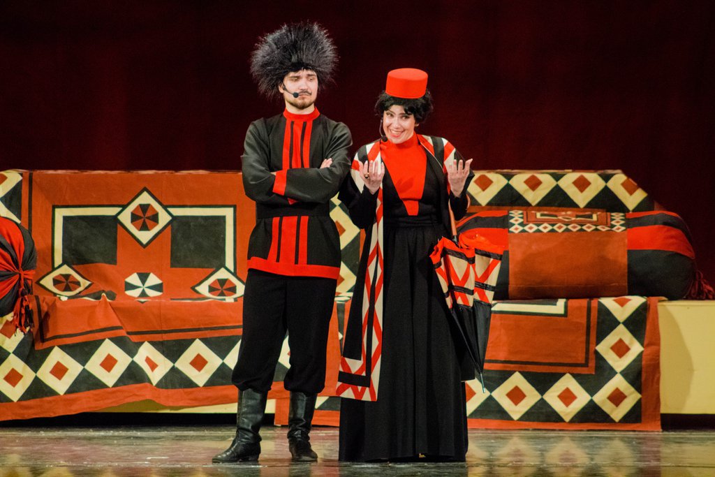 Сцена из спектакля "Ханума", официальный сайт новоуральского Театра музыки, драмы и комедии