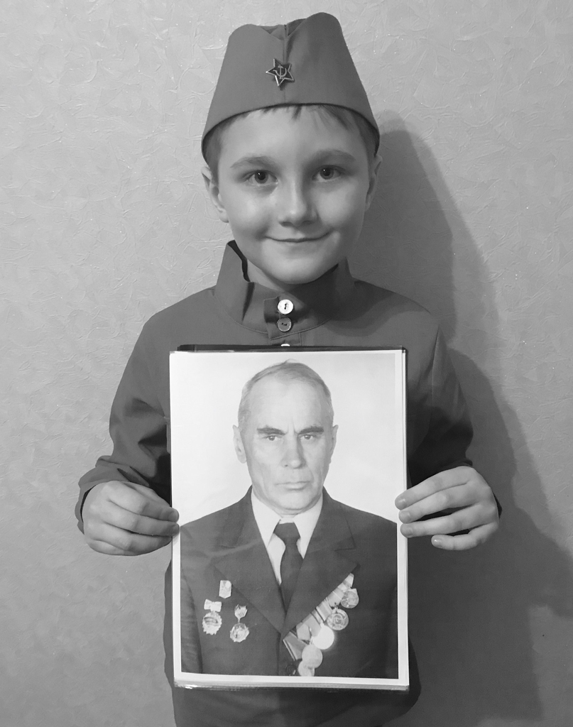 Павел Романов с портретом прадедам