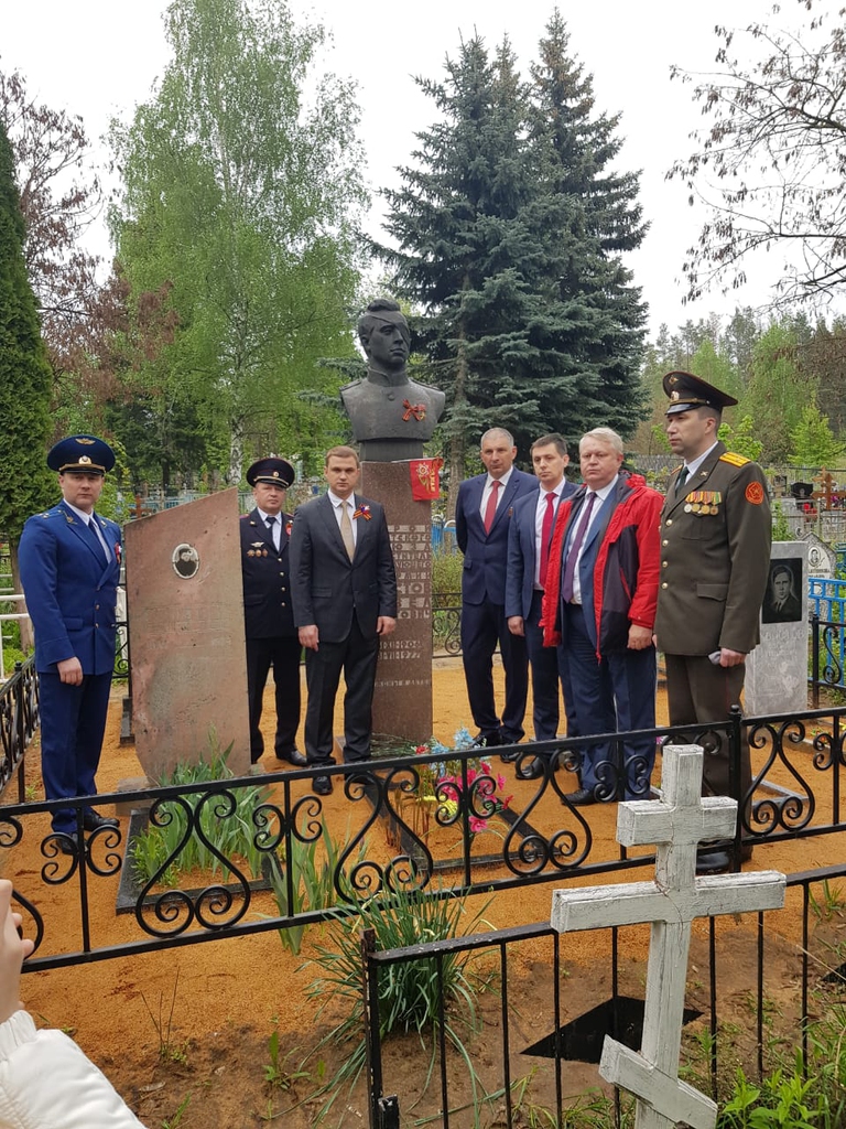 Возложение цветов на могиле Героя Советского Союза Павла Никитовича Хвостова 9 мая 2020 года