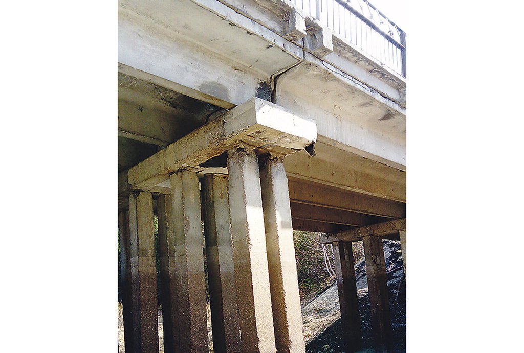 Из-за постоянной нагрузки опорные конструкции моста разошлись, их будут менять. Фото: Администрация Тавдинского ГО.