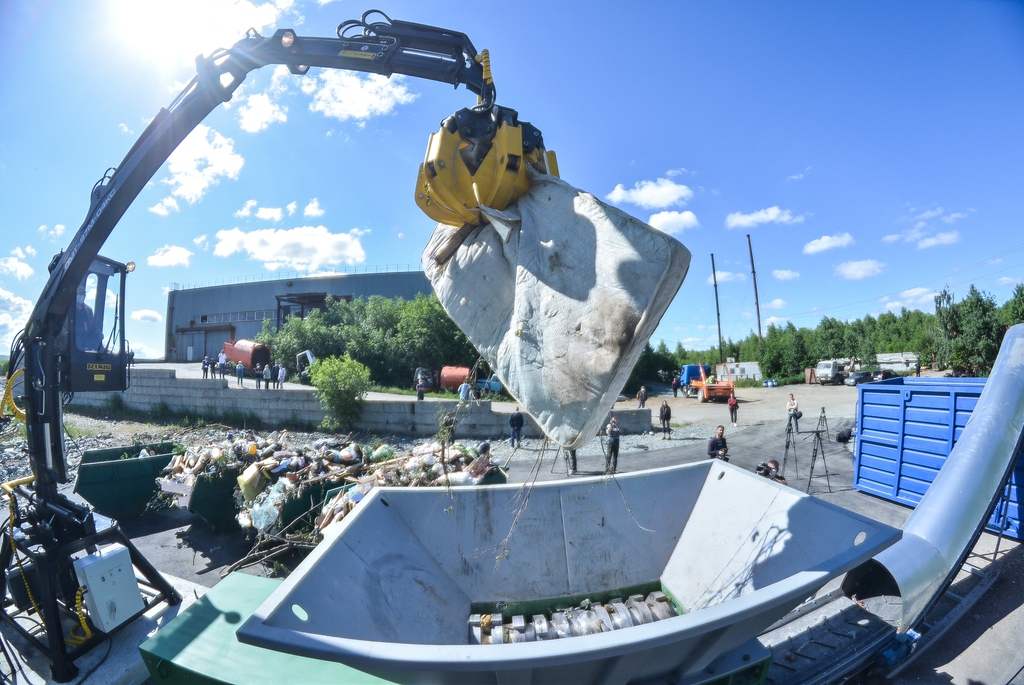 Открытие станции дробления крупногабаритных отходов на Первоуральском заводе ТБО. За сутки на ней можно переработать до 120 тонн мусора. оборудование перерабатывает отходы до размеров фракции 10–15 см.
