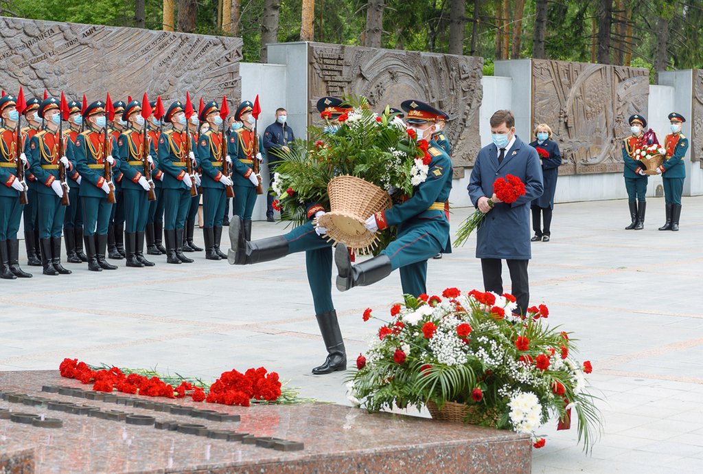 Евгений Куйвашев возложил цветы к Вечному огню.
