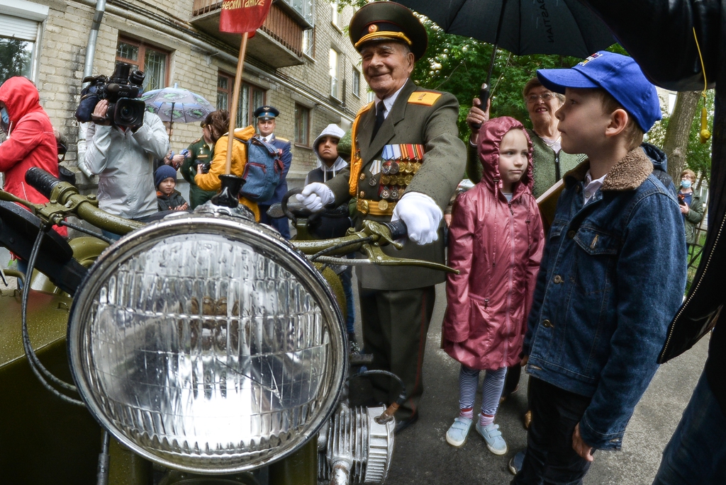 мини-парад для ветерана в год 75-летия Победы