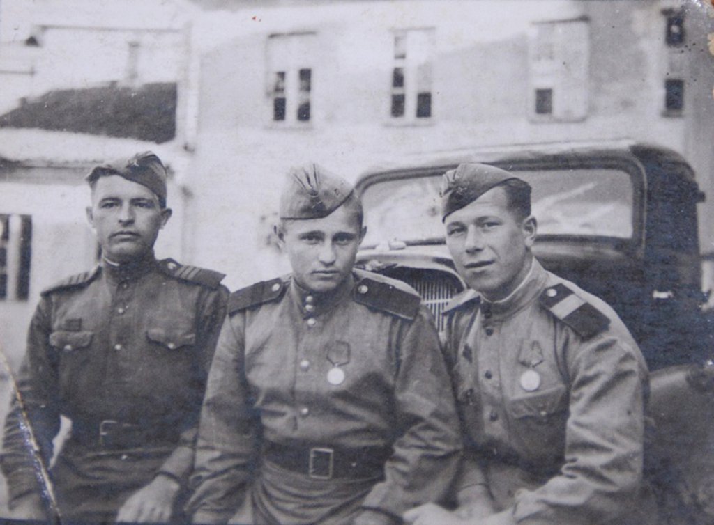 Михаил Немешаев (крайний справа) воевал вначале в пехоте, а потом — в танковом десанте Фото: Из архива Ираиды Паршуковой