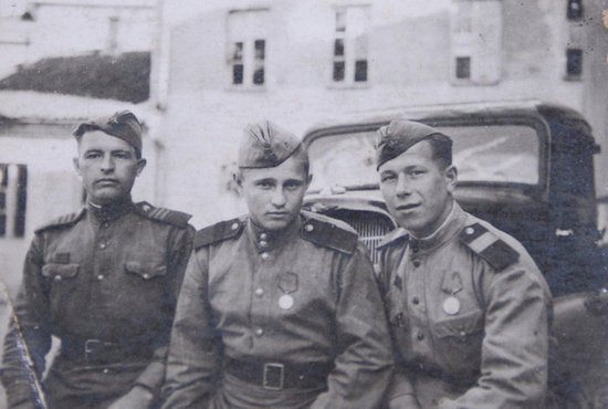 Михаил Немешаев (крайний справа) воевал вначале в пехоте, а потом — в танковом десанте Фото: Из архива Ираиды Паршуковой