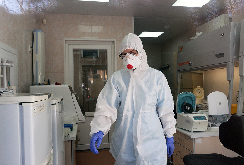 Все сотрудники лабораторий, принимающие  и обрабатывающие пробы  на коронавирус, работают только  в защитных костюмах  и других средствах индивидуальной защиты. Фото: Павел Ворожцов