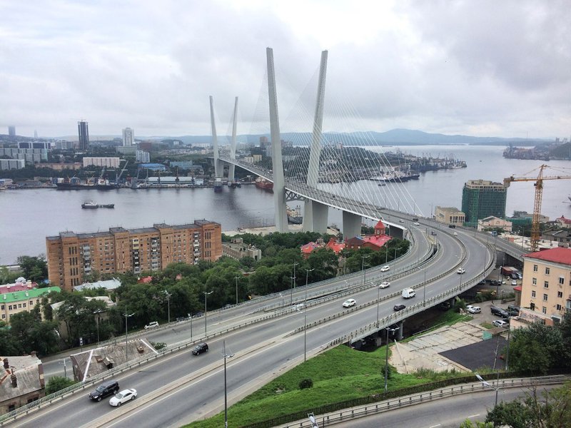 мост через бухту Золотой рог во Владивостоке