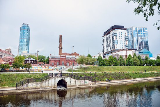 Сегодня в Екатеринбурге можно увидеть и памятники архитектуры прошлых веков, и небоскрёбы, и здания необычной формы. Фото: Галина Соловьёва