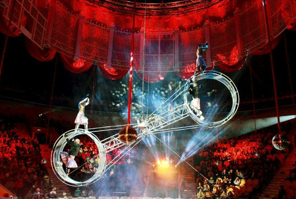 Цирковой сезон откроется Шоу воды, огня и света, премьера которого в Екатеринбурге состоялась в марте. Пресс-служба Екат. цирка / «Росгосцирк»