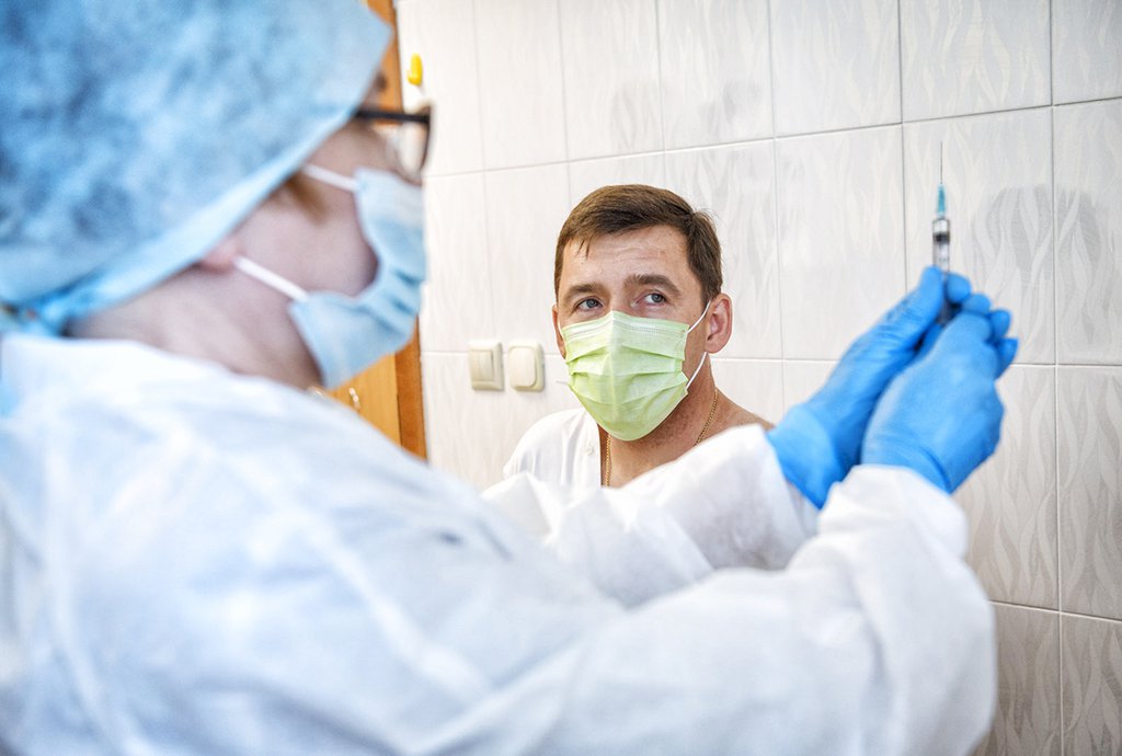 Евгений Куйвашев считает, что поставить прививку от гриппа в этом году особенно важно. Фото: департамент информационной политики Свердловской области