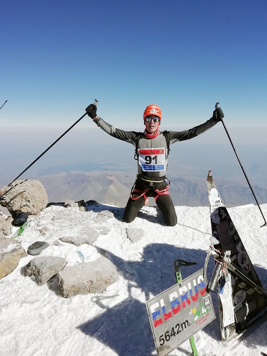 Уральский спортсмен Евгений Марков совершил скоростное восхождение на западную вершину горы Эльбрус