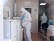 Сотрудники лабораторий также рискуют заразиться коронавирусом, но их спасает защитный костюм.  Фото: Павел Ворожцов