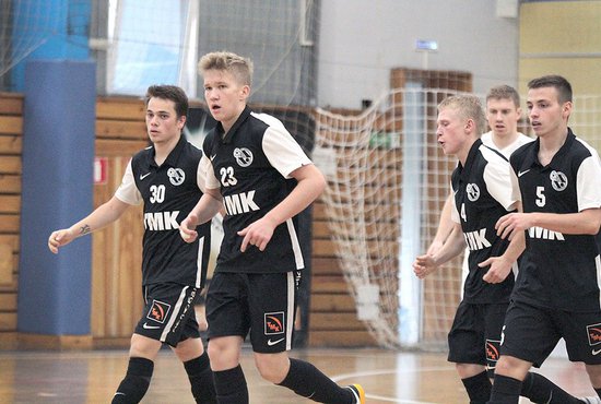Дебют во взрослом мини-футболе Егор Шишкин (номер 23) отметил забитым мячом. Фото: В.Латышев/Пресс-служба МФК «Синара»